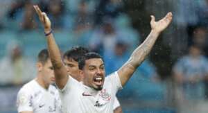 Seneme admite pênalti em Bidu contra o Grêmio: 'Equipe do VAR esqueceu de avaliar o defensor'