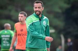 Nenê, do Juventude, quebra vidro de proteção em comemoração e machuca torcedores