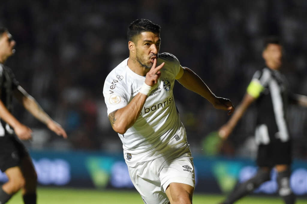 BRASILEIRÃO: Grêmio vence com show de Suárez; Timão empata e Santos respira