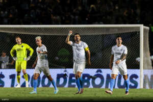 Botafogo 3 x 4 Grêmio - Suárez faz 3 e Imortal vence de virada duelo direto pelo título