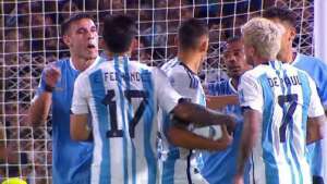 Ugarte faz gesto obsceno para indicar “carinho” de De Paul em Messi durante jogo entre Uruguai e Argentina