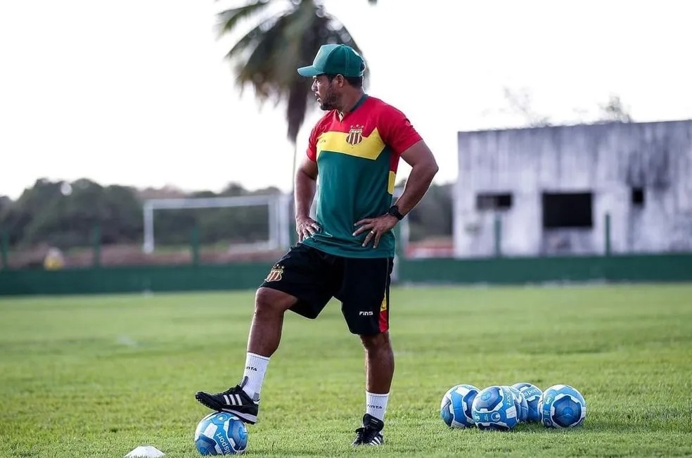Dejair Ferreira já como técnico efetivo do Sampaio Corrêa (Foto: Ronald Felipe/SCFC)