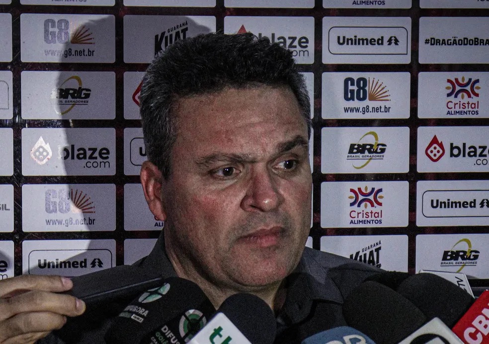 Presidente do Atlético-GO celebra empate com o Sport ( Foto: Ingryd Oliveira/ACG)