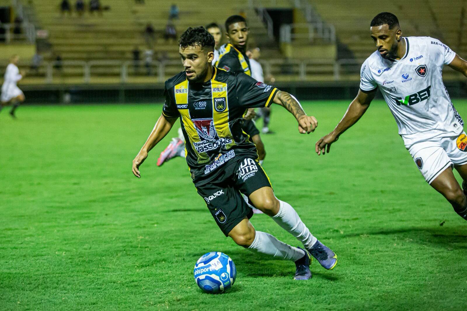 Carioca: Volta Redonda renova com meia-atacante e lateral-esquerdo titulares