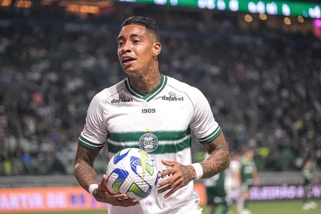 Contrato do atacante Alef Manga com o Coritiba está suspenso ( Foto: Gabriel Thá | Coritiba)