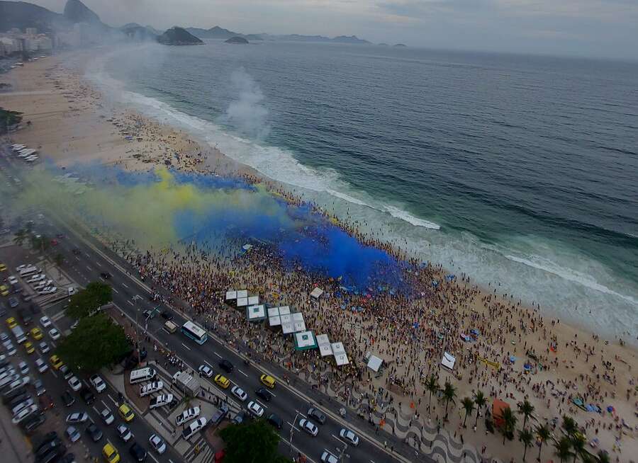 Torcedores do Boca invadem Copacabana e fazem foguetório antes da final da Libertadores