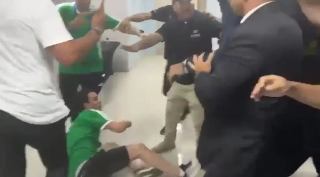 Eliminatórias: Brasileiros e colombianos brigam antes da entrevista de Diniz após derrota da seleção 2 Brasileiros e Colombianos