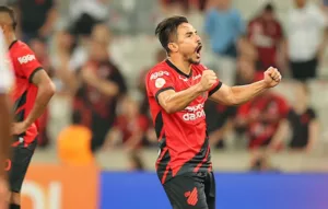Willian Bigode comemora fim de jejum com gol e pede desculpas por empate do Athletico