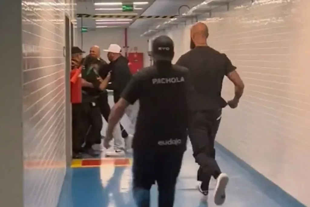 Gerente de futebol do Corinthians tenta invadir sala do VAR na Arena do Grêmio