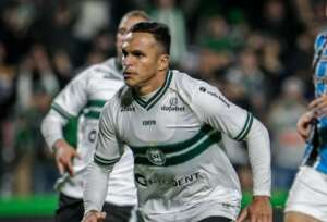 Robson admite dificuldade em evitar queda do Coritiba: 