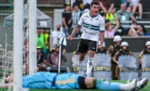 Autor do gol, Robson garante Coritiba vivo na Série A: 