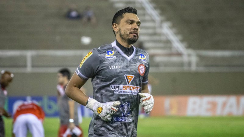 Corinthians para no goleiro do América-MG, falha na defesa e é