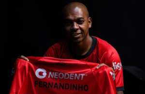 Experiente Fernandinho renova com o Athletico-PR: 'Felicidade imensa'