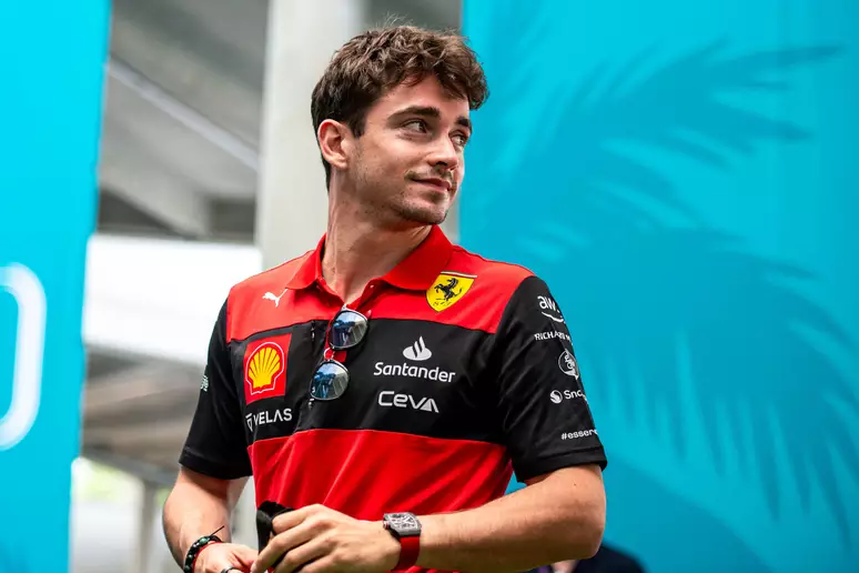 F1: Leclerc festeja pole, mas critica queda da Ferrari no final ‘Decepcionado com volta no Q3’