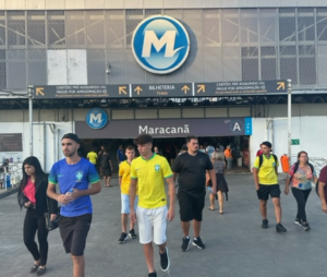 Cambistas vendem ingresso a R$ 600 e abordam torcedores no metrô do Maracanã