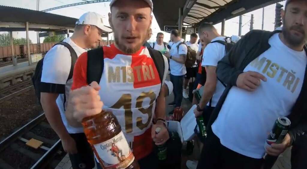 Jogadores checos são cortados da seleção após flagra em boate 48 horas antes de jogo na Euro