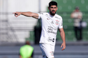 Corinthians inicia busca de substituto de Fagner para enfrentar o Atlético-MG