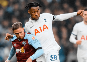 INGLÊS: Son tem três gols anulados por impedimento e Tottenham leva a virada do Aston Villa