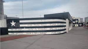 Muros do Engenhão são vandalizados em protesto contra John Textor e Botafogo responde