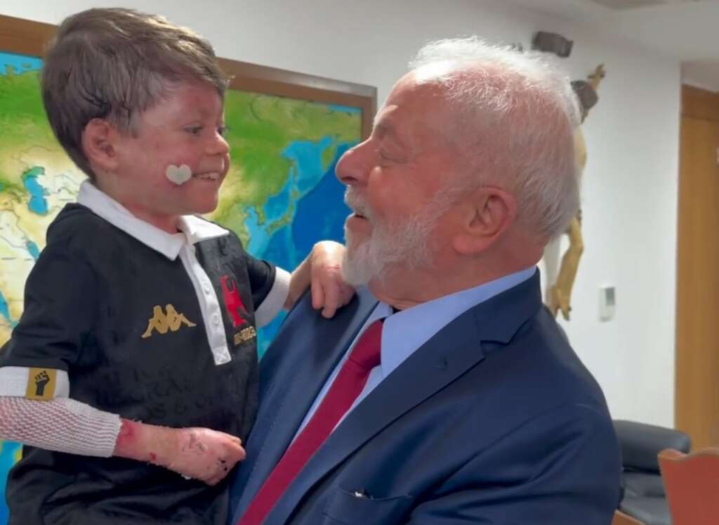 Lula conhece menino Gui, torcedor ilustre do Vasco, e o convida para ser corintiano