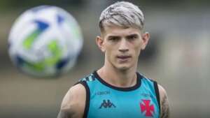 Com fratura diagnosticada pelo Vasco, Orellano engessa local após consultar médico argentino