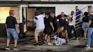 Série B: Dois torcedores da Ponte Preta brigam após derrota. Vídeo!