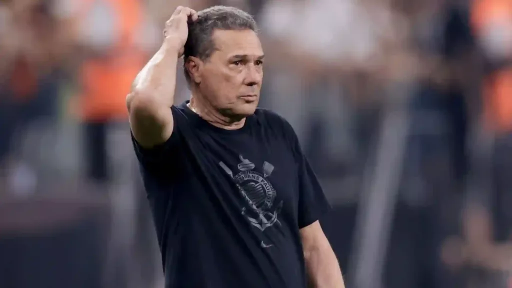 ​Cuca e Luxemburgo são opções para o lugar do pressionado Lúcio Flávio no Botafogo