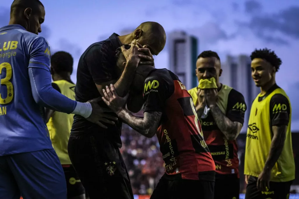 Sport 4 x 1 Sampaio Corrêa - Leão vence e rebaixa Bolívia, mas continua na Série B 2 Sport vence o Sampaio Corrêa, mas permanece na Série B (Foto: Rafael Bandeira / Sport Recife)