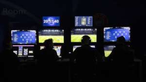 Uefa remove árbitro de vídeo de escala da Liga dos Campeões após erro em jogo do PSG