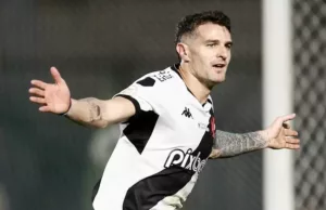 STJD denuncia artilheiro do Vasco por agressão; punição pode chegar a 12 jogos