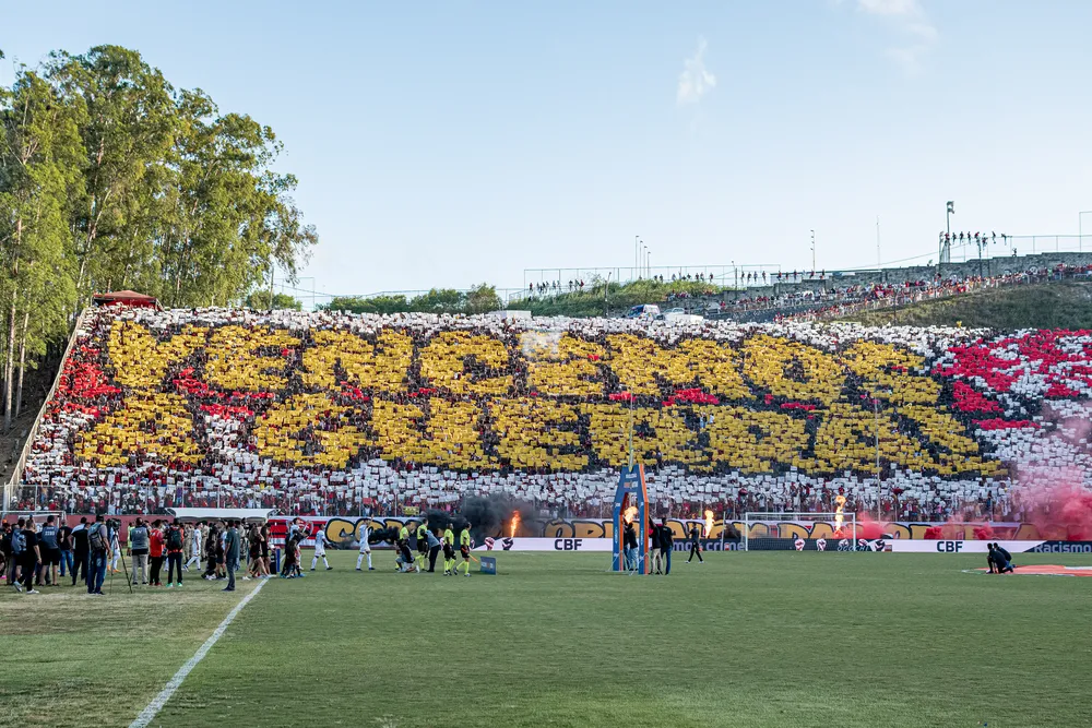 Em jogo da taça, Vitória faz a festa da torcida e complica Sport na Série B