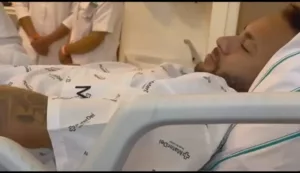 Neymar é operado em Belo Horizonte e deve voltar aos gramados daqui a dez meses
