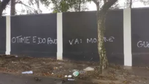 Sede do Corinthians é alvejada por tiros e tem muros pichados um dia antes de eleição