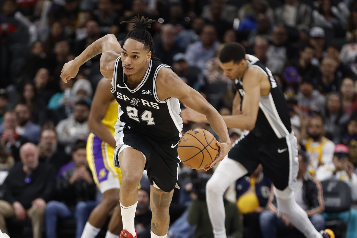 Los Angeles Lakers derrota San Antonio Spurs com LeBron de volta