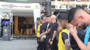 Renato Augusto se emociona na despedida de Fábio Santos