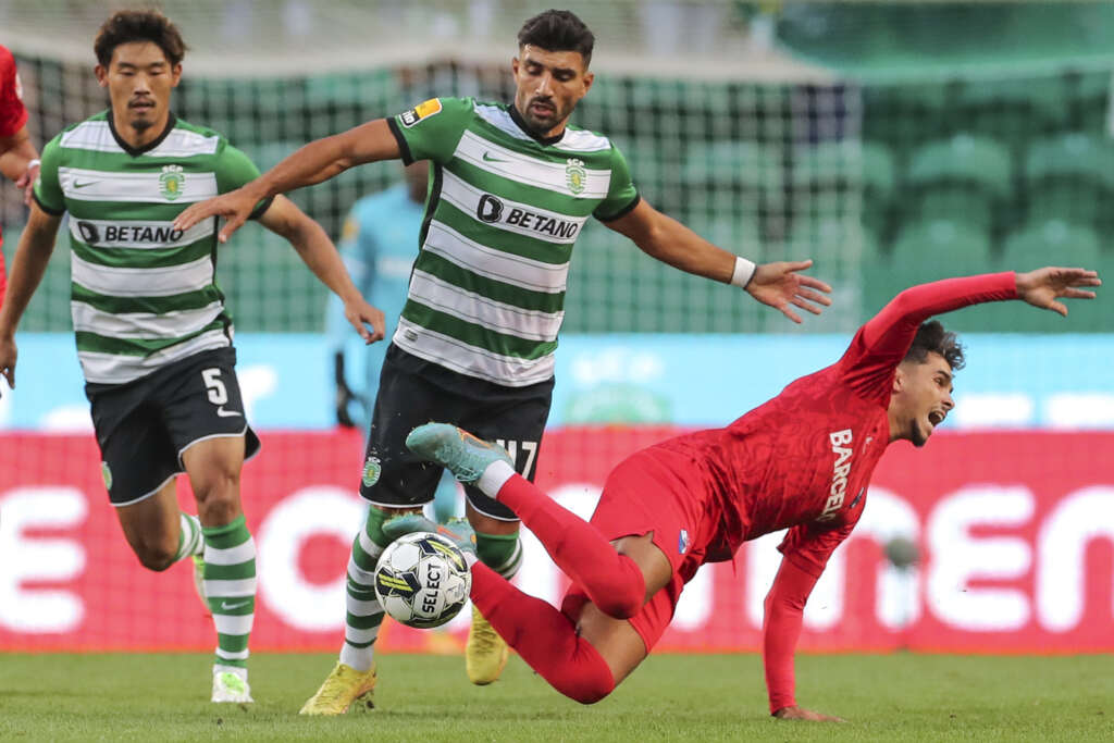 PORTUGUÊS: Sporting vence o Gil Vicente de virada e reassume a liderança
