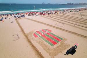 Camisa gigante do Fluminense ganha a areia de Copacabana