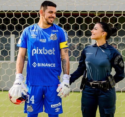 Gatas FI! Esposa do goleiro do Santos chama a atenção nas redes sociais