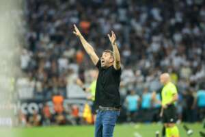 Dirigente do Inter rebate Mano sobre 'bicho' contra Corinthians e Coudet deixa futuro em aberto