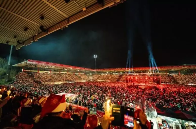Clube de futebol da Alemanha lota estádio para festa de Natal