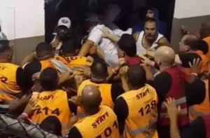 Torcida do Santos tenta invadir local de votação da eleição presidencial do clube