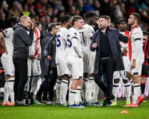 Inglês: Após colapso, partida entre Bournemouth e Luton Town vai ser disputada de novo