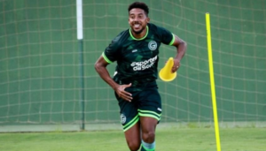 Após rebaixamento, volante do Goiás acerta com campeão da Série B