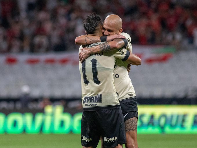 Fábio Santos aposentou Corinthians