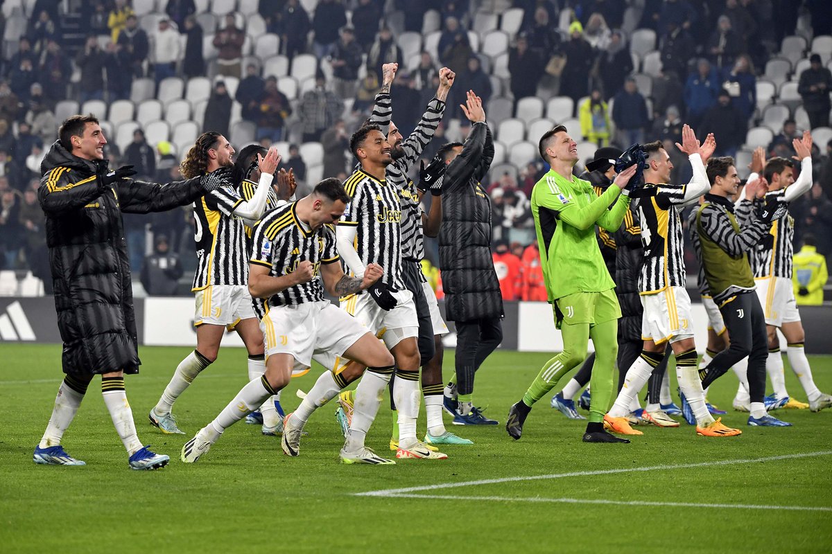 ITALIANO: Juventus derrota Napoli e volta a assumir a liderança