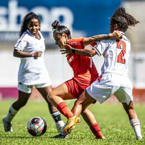 COPINHA FEMININA: Internacional goleia Vitória e se isola na liderança do Grupo B