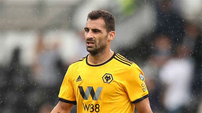 Lateral suspenso pelo Wolverhampton agrediu companheiro, cuspiu em auxiliar e quebrou televisão