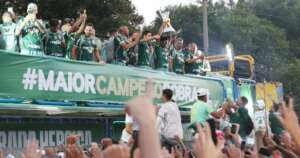Elenco do Palmeiras comemora na Academia de Futebol com os torcedores o título do Brasileirão