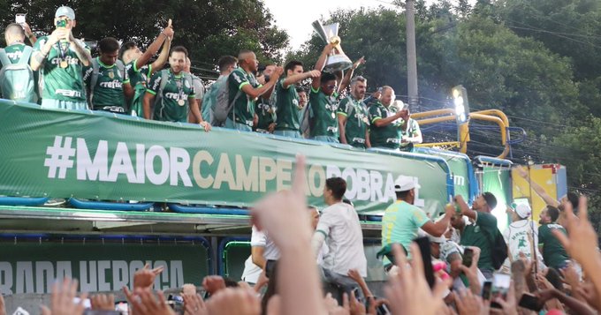 Elenco do Palmeiras comemora na Academia de Futebol com os torcedores o título do Brasileirão