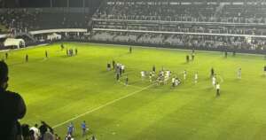 Torcida do Santos atira bombas, invade o campo da Vila Belmiro, xinga presidente e jogadores